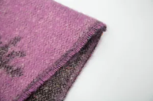 Nahaufnahme eines lila Schneeflocken-Jacquard-Schals aus Kunst-Mohair mit flauschiger Textur