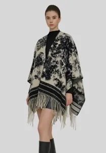 Vue détaillée d'un poncho pour femme avec imprimé lavis d'encre et ourlet à franges décoratives