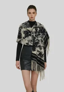 Vue détaillée d'un châle en faux cachemire pour femme avec motif de peinture à l'encre et franges