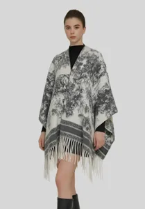 Vue détaillée de la cape pour femme avec élégant motif de paysage à l'encre grise