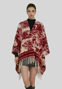 Détail d'un poncho rouge et blanc au motif de lavis avec des franges élégantes