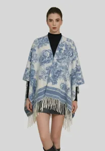 Vue de face d'un châle poncho à motif de peinture à l'encre avec franges sur un mannequin.