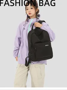 Detailansicht eines schwarzen minimalistischen Rucksacks getragen von einem Modell