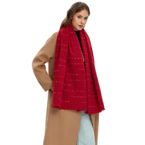 Eleganter roter Weihnachtsschal mit bunten Streifen aus weichem Kaschmirimitat an einem Model