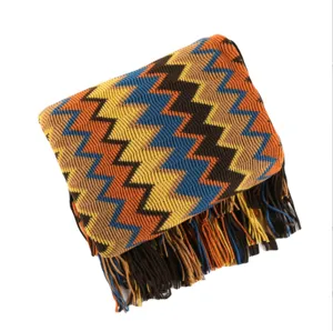 Manta de punto estilo bohemio con diseño zigzag multicolor y flecos decorativos