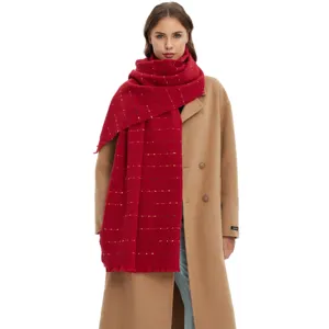 Eleganter roter Weihnachtsschal mit bunten Tupfenstreifen, getragen von einem Model im Mantel