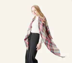 Dettaglio di uno scialle in finto cashmere a quadri colorati con morbide frange sottili.
