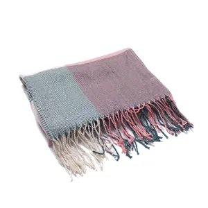 Detailweergave van een roze en blauwe geruite sjaal van imitatiekasjmier met franjes
