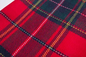 Detailopname van zachte rood-groene Schotse ruitstof voor een warme en knusse wintersjaal
