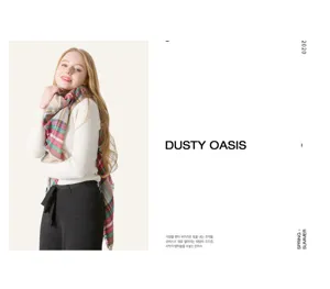 Dettaglio di una sciarpa a quadri colorati in finto cashmere indossata da una modella.