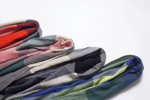 Gedetailleerde close-up van de zachte textuur van diverse grote geruite sjaals van imitatiekasjmier