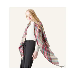 Dettaglio di uno scialle triangolare in finto cashmere a quadri su una modella.