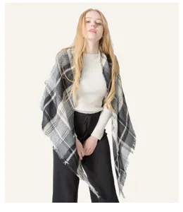 Elegante scialle a triangolo a quadri effetto cashmere grigio indossato da una modella