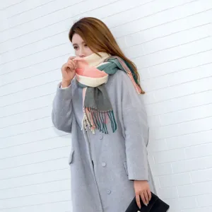 Elegante meerkleurige geruite sjaal van imitatiekasjmier met franjes voor de winter