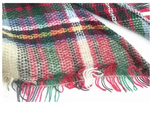 Primo piano dettagliato di una sciarpa in finto cashmere a quadri multicolore con trama a frange.