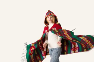 Model trägt einen böhmischen Kapuzenponcho mit ethnischen Mustern und Fransen