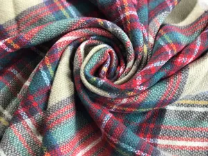 Dettaglio macro di una morbida sciarpa scozzese con calda trama in finto cashmere