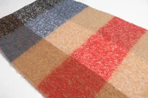 Primer plano de bufanda de cuadros gruesa que muestra suave textura de mohair boucle.