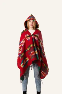 Detailansicht eines roten Bohemian Kapuzenponchos mit Ethno-Muster und Knebelverschluss