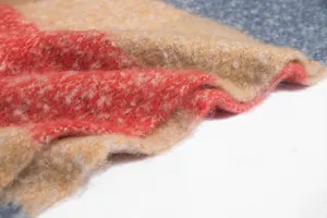 Primer plano detallado de la textura de una bufanda de punto bouclé de cuadros