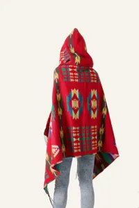 Rückansicht eines roten Bohemian-Ponchos mit Kapuze und bunten ethnischen Mustern