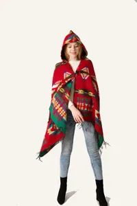 Roter bohème-ethnischer Kapuzen-Poncho-Schal mit Hornknopf und schwarzen Fransen.