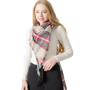 Grande scialle a triangolo a quadri colorati in finta cashmere con frange per l'inverno.