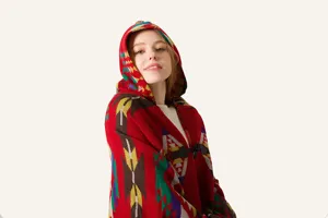 Detailansicht eines böhmischen Kapuzenponchos mit bunten ethnischen Mustern und Knebelknopf