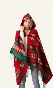Detail eines ethnischen Kapuzenponchos mit bunten geometrischen Mustern und Fransen