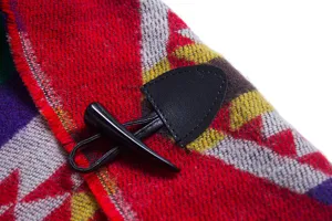 Makrodetail des hochwertigen Hornknopfs am Kapuzenponcho im böhmischen ethnischen Stil