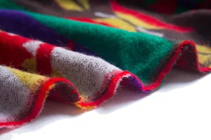 Detailansicht der weichen Textur des farbenfrohen Webmusters dieses Ethno-Schals