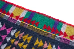 Nahaufnahme eines Boho-Ethno-Schals mit lebhaften geometrischen Mustern und Fransen