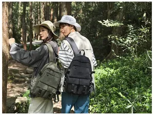 Due studenti che indossano zaini di grande capacità in un ambiente forestale naturale