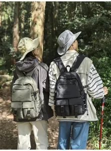 Vista lifestyle all'aperto di zaini di grande capacità nei colori verde e nero