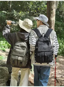 Zaini da esterno capienti e resistenti per i viaggi mostrati in un ambiente forestale.
