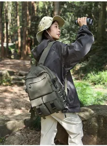 Scatto professionale all'aperto di un robusto zaino verde scuro indossato da una modella nel bosco
