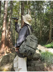 Zaino da esterno verde oliva di grande capacità con tasche multiple per trekking