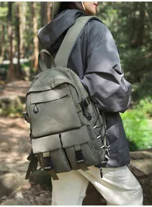 Vista laterale esterna di un grande zaino verde militare indossato in una foresta