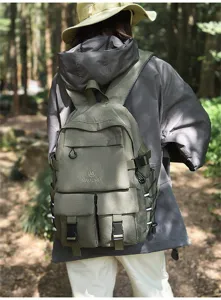Grande zaino da viaggio outdoor verde oliva per studenti in una scena di bosco