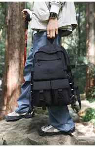 Vista dettagliata di un uomo con un grande zaino nero da esterno in una foresta