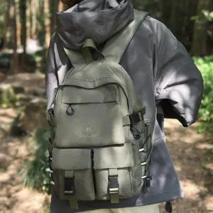 Zaino per studenti verde oliva di grande capacità con tasche multiple e stile outdoor.