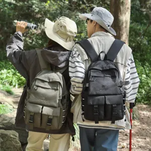 Zaini outdoor di grande capacità neri e verde militare per escursioni e viaggi.