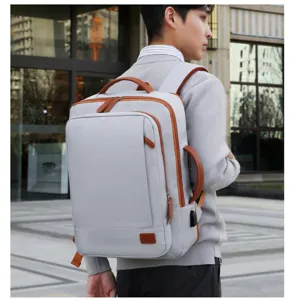 Achteraanzicht van een man met een grijze waterdichte laptoptas met bruine bies.