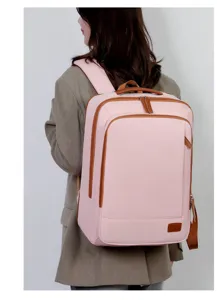 Achteraanzicht van model met een roze waterdichte laptoprugzak met bruine bies.