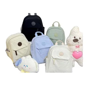 Groupe de cinq sacs à dos de mode légers pour femmes en diverses couleurs pastel et noir.