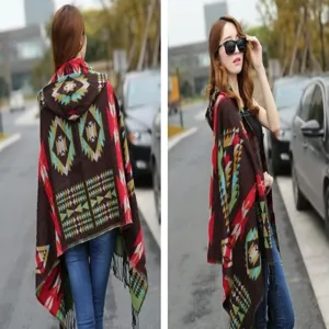 Vorder- und Rückansicht eines böhmischen Kapuzen-Ponchos mit ethnischen Mustern