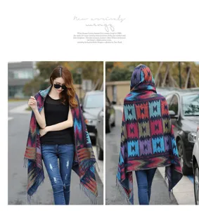 Vollständige Vorder- und Rückansicht eines Boho-Ponchos mit Kapuze und Motiven.