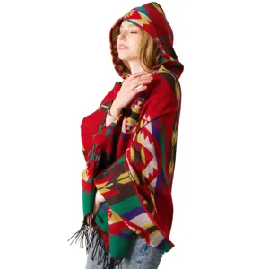 Böhmischer Ethno-Kapuzenponcho mit bunten geometrischen Mustern und schönen Fransen