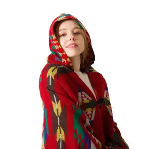 Böhmischer Kapuzen-Poncho-Schal mit ethnischen Mustern und Hornknopf-Verschluss