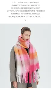 Model draagt dikke geruite sjaal van imitatiemohair met roze en oranje franje details